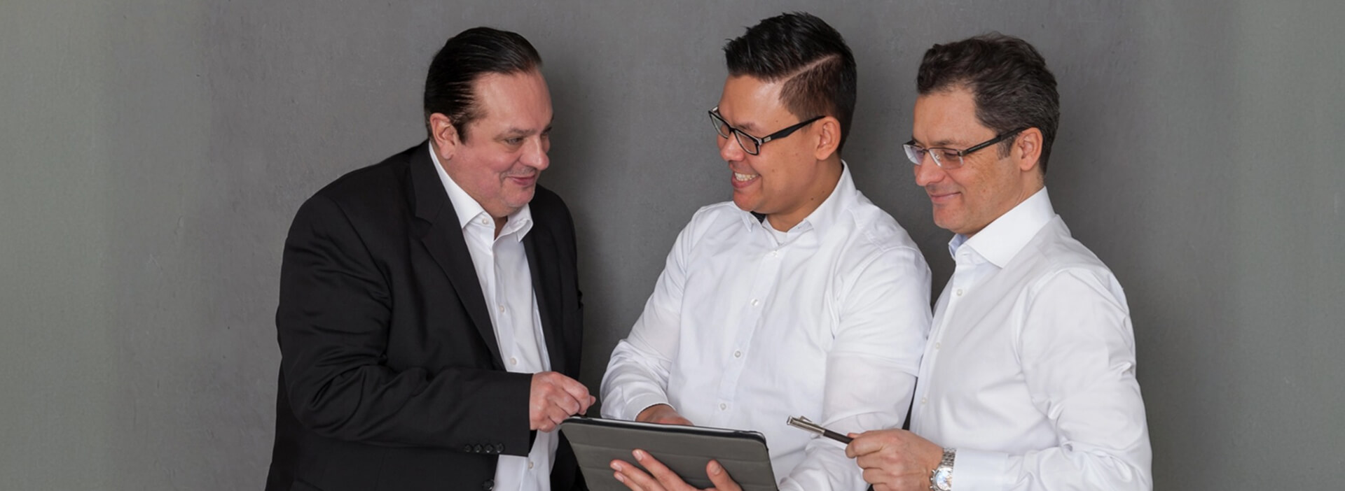 Team von FörderProTech bei der gemeinsamen Projektbesprechung mit Tablet und Unterlagen