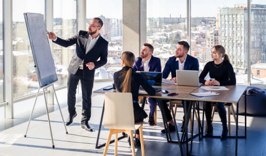 Mann steht vor einem Publikum und redet über Ergebnisse